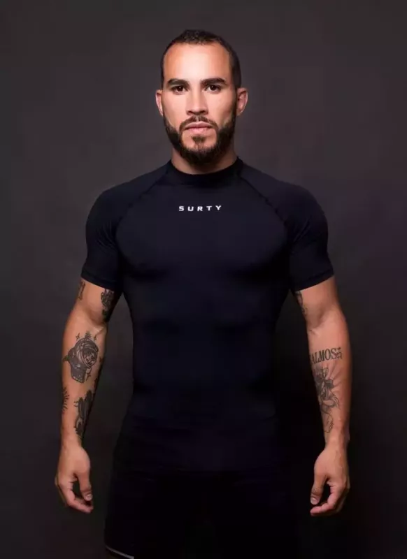 Camiseta Compressão Masculina de Academia Corrida Treino Proteção UV Preta Surty